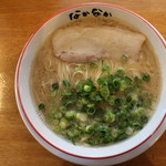 博多ラーメン　なかなかなかや - 博多ラーメン(600円、真上から)