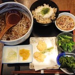 Anko - 温そばに海老天とわかめと小松菜と牛しぐれ煮で1,000円