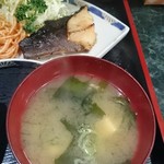 そめ忠 - ワカメと豆腐の味噌汁