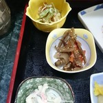 そめ忠 - 小鉢3種 手前からマカロニサラダ、金平ごぼう、餃子ポン酢ジュレ