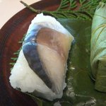 三輪山本 お食事処 - 柿の葉寿司の中身は、鯖寿司