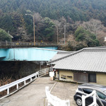 谷川米穀店 - お店は川沿いにあります