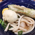 讃岐立食いうどん きりん屋 - 揚げたての天ぷらを後から持ってきてくれました。うどんは食べかけで乱れています。