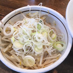 こってりらーめん誉 - 別皿提供の野菜増しアップ