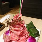 焼肉 すき焼き 純 - 初めての『肉ケーキ』に感激
            happybirthdayのメッセージも添えて