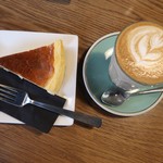 モジョ コーヒー - ニューヨークチーズケーキとラテ