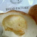 パン工場 - ⑭タイガーチーズ明太の断面図。