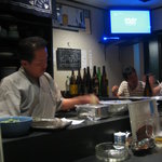 酒房　田月 - マスター1人でされてます。画面はTVで、カラオケではないようです。