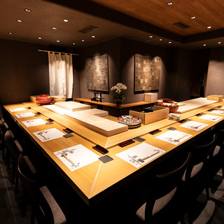 落ちついた空間と江戸前鮨で楽しむカウンター席