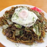 Yakisoba Matsumoto - 肉入り焼きそば  大盛り  目玉焼きトッピング   ¥670
                        この後目玉焼きはブチョリと刺されます。