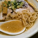 Sagamihara 欅 - スープは清湯ですから、割とさらさらしています。中細角麺にはフスマが見え、少しざら付きがあり、もっちりめ。