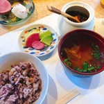 清澄の里 粟 - 黒米御飯、お味噌汁、お漬物