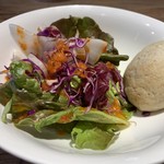 ナナイロパスタ - 【平日限定ランチサービス】～14時 自家製パンとミニサラダ。