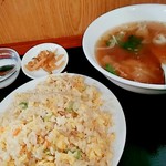 中国料理　楽宴 - ランチ　チャーハン、ワンタンスープ、漬け物、プチデザート付き