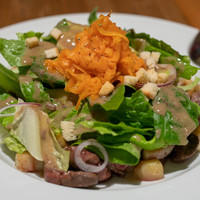 シャルキュ - 2019.1 シャルキュのサラダ（1,180円）グリーンサラダ、焼き立てのレバー、自家製ベーコン、ジャガイモ