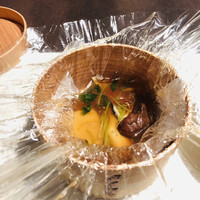 和食Lab. 新た - フィルムを開くと、徳島名産の椎茸と牡蠣のスープ！