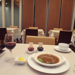 礼華　青鸞居 - フカヒレの土鍋入り姿煮煮込み、赤ワイン（ピノ・ノワール）