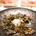 ザ・レギャン・トーキョー - 宮城県産牡蛎のムニエル 少し焦がしたカリフラワーのピュレ ケールのセックとケールのパウダー