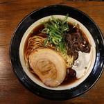 六五郎 - 黒しょうゆらーめん(650円、真上から)