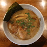 ラーメン魁 - ラーメン(700円、真上から)