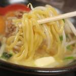 王時計 - みそバターラーメン啜る