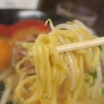 王時計 - みそバターラーメン啜る