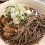 常盤軒 - 麺は黒い田舎そば