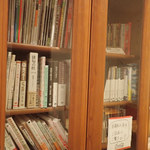 F9 - 本棚はいろいろ本が多めミャ。