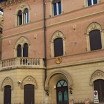 Trattoria Al Gran Sasso - ローマで見慣れた菊の御紋を発見！　ヴァチカンにある日本大使館でした