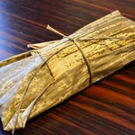 御幸町 田がわ - 竹皮で包みます