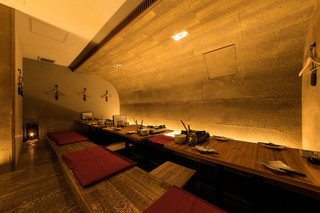 Shouganokaori - 4～6名様テーブルが並ぶ、掘りごたつと間接照明でほっとする雰囲気です。