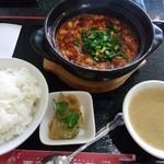 西安刀削麺莊 - 麻辣豆腐ランチ。850円
      おかわり自由の白飯、漬け物、あとデザートも付いた