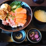 小樽食堂 - ランチからサーモンネギトロザンギ丼980円全景