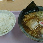 アベーテ - にぼしラーメン800円とライスセット200円