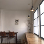 白楽ベーグル - 磨りガラスが落ち着くカウンター