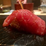 鮨 とかみ - 霜降りのトロ やや筋があったものの、抜群に美味しいです！ 大とろですね！