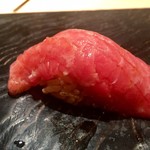 鮨 とかみ - 霜降りのトロ やや筋があったものの、抜群に美味しいです！ 大とろですね！