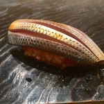 鮨 とかみ - 小肌 酸味がしっかりきいていて、噛めば噛むほど小肌の旨味が出てきます