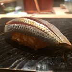 鮨 とかみ - 小肌 酸味がしっかりきいていて、噛めば噛むほど小肌の旨味が出てきます