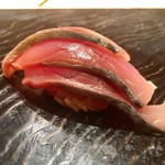鮨 とかみ - 〆鯖 三枚にスライスされてるのを食べるのは初めてでした。結構サッパリ目で、脂は少なめ。