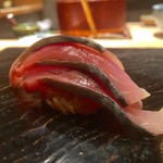 鮨 とかみ - 〆鯖 三枚にスライスされてるのを食べるのは初めてでした。結構サッパリ目で、脂は少なめ。