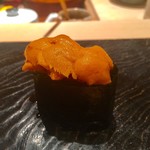 鮨 とかみ - バフンウニ これは美味い！ものすごくクリーミーで、口の中でとろけます。本当に全く臭みがない至極の一品