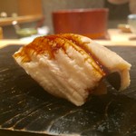 鮨 とかみ - あなご 最初に刻んだ柚子の味がほんわりし、そのあとアナゴが口の中でとろけていきます。