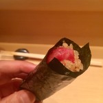 鮨 とかみ -  トロ巻き しっかりたたいてあるので、もう飲み込めるクラスでマグロが仕上がってる。トロ加減も口の中で広がっていき、旨味もGOOD！
