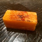 鮨 とかみ - 玉子 表面をバーナーで炙っていて、クレームブリュレのような口当たりで中はレアな玉子が広がる