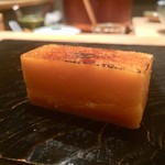 鮨 とかみ - 玉子 表面をバーナーで炙っていて、クレームブリュレのような口当たりで中はレアな玉子が広がる