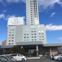 豊華楼 - 駐車場はホテル前に有ります。