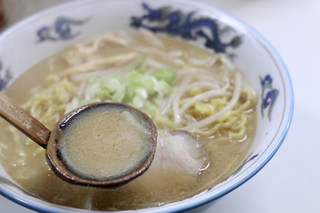 味の華平 - バターが溶け込んだコクのあるスープ