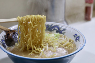 味の華平 - 麺リフト