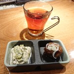 Sushi Sousai Dainingu Kuroko - お通し(値段不明)とホットウーロン茶280円